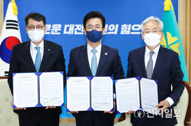 28일 허태정 대전시장(가운데)과 김재혁 대전도시공사 사장(오른쪽), 김성태 IBK기업은행 수석부행장이 대전시청 응접실에서 소상공인과 청년창업기업 지원을 위한 대출프로그램 운영 협약을 체결하고 있다. (제공: IBK기업은행) ⓒ천지일보 2021.6.28