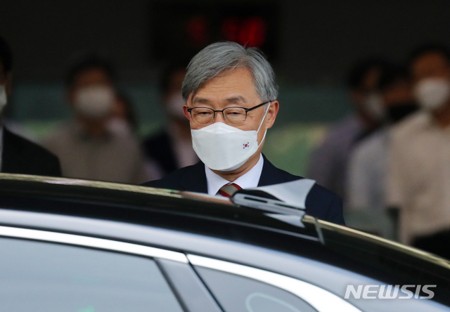 [서울=뉴시스] 사의를 표명한 최재형 감사원장이 28일 오후 서울 종로구 감사원에서 퇴근하고 있다. 2021.06.28.