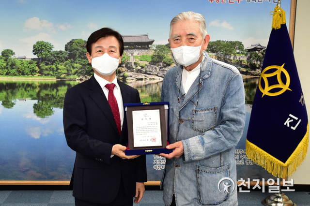 [천지일보 진주=최혜인 기자] 28일 진주시청 기업인의 방에서 조규일 시장이 김이환 전(前) 이영미술관 관장에게 감사패를 전달하고 있다.이영미술관은 지난 2001년 개관해 2020년 폐관까지 진주 출신 화가인 내고 박생광 화백의 작품을 최다 소장한 곳으로 2004년에는 ‘박생광 탄생 100주년 특별전’을 열기도 했다.이날 조규일 시장은 “진주 출신 고(故) 박생광 화백의 작품을 통해 진주의 문화를 전국에 알린 김이환 관장님께 감사드린다”며 “이러한 문화 저력을 밑거름 삼아 이건희미술관이 영·호남 중심인 진주에 유치될 수 있도록 최선을 다하겠다”고 밝혔다. (사진 제공: 진주시) ⓒ천지일보 2021.6.28