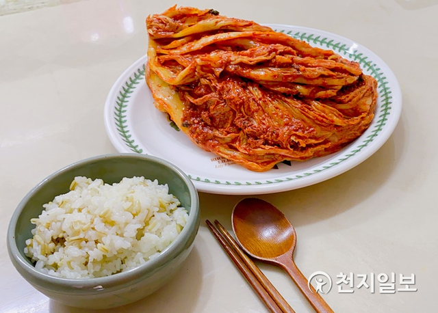 쌀귀리 밥과 강진 묵은지. (제공: 강진군) ⓒ천지일보 2021.6.28