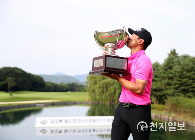 코오롱 제63회 한국오픈 골프선수권대회에서 우승한 이준석 선수. (제공: 천안시) ⓒ천지일보 2021.6.29