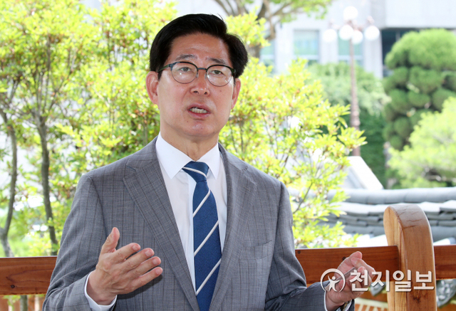 [천지일보=박준성 기자] 대선주자인 양승조 충남지사가 27일 서울 여의도 국회 소통관 앞 팔각정에서 본지와의 인터뷰를 하며 ‘윤석열·최재형 방지법’ 대선 공약을 설명하고 있다. ⓒ천지일보 2021.6.27