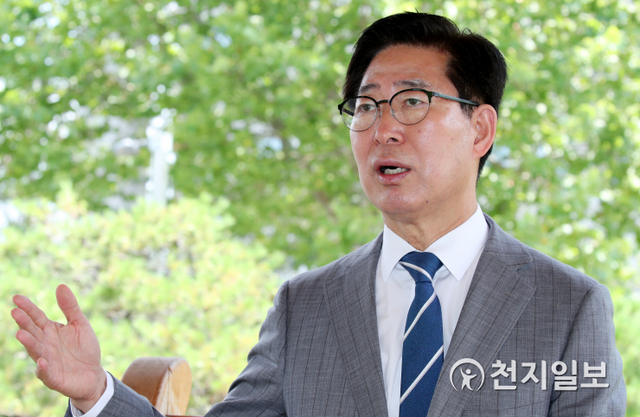 [천지일보=박준성 기자] 대선주자인 양승조 충남지사가 27일 서울 여의도 국회 소통관 앞 팔각정에서 본지와의 인터뷰를 하며 ‘윤석열·최재형 방지법’ 대선 공약을 설명하고 있다. ⓒ천지일보 2021.6.27