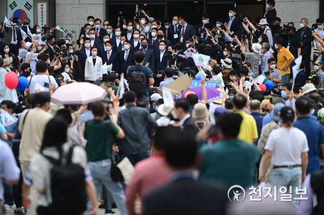 [천지일보=박준성 기자] 윤석열 전 검찰총장이 29일 오후 서울 서초구 매헌 윤봉길 의사 기념관에서 대선 출마선언에 앞서 지지자들에게 인사하고 있다. ⓒ천지일보 2021.6.29