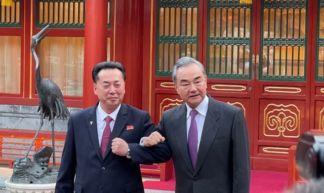 [서울=뉴시스] 왕이 중국 외교부장(오른쪽)과 리룡남 주중 북한 대사가 27일 베이징에서 회동했다. (출처: CGTN 화면) 2021.5.27.