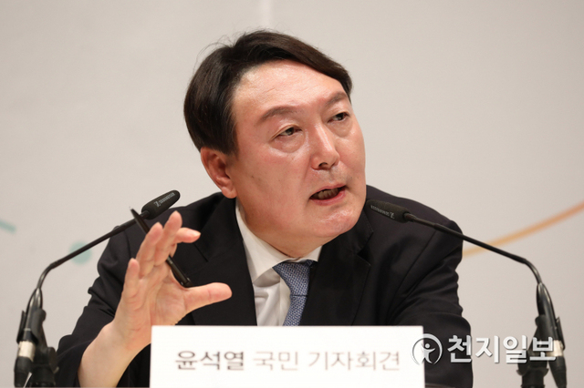 [천지일보=박준성 기자] 윤석열 전 검찰총장이 29일 오후 서울 서초구 매헌윤봉길의사기념관에서 열린 대선 출마 선언 기자회견에서 취재진의 질문에 답하고 있다. (공동취재사진) ⓒ천지일보 2021.6.29