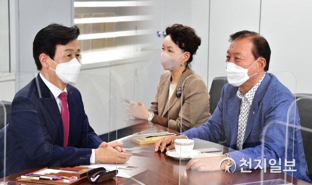 조규일 진주시장(왼쪽)이 지난 29일 시청 기업인의 방에서 정영수 CJ그룹 글로벌 고문(오른쪽)과 만나 ‘이건희미술관 진주유치’를 논의하고 있다. (제공: 진주시) ⓒ천지일보 2021.6.30