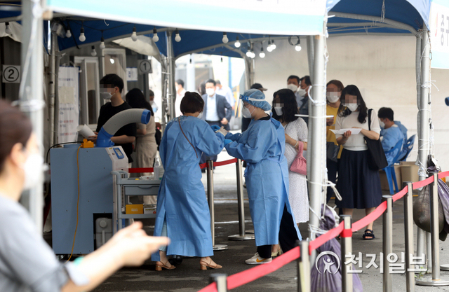 [천지일보=남승우 기자] 신종 코로나바이러스 감염증(코로나19) 신규 확진자가 794명으로 집계된 30일 오전 서울역 광장 임시 선별검사소에서 시민들이 코로나19 검사를 받고 있다.한편 정부가 발표한 ‘사회적 거리두기 개편안’에 따르면 내일부터 식당·카페·노래연습장 등 다중이용시설은 밤 12시까지 운영할 수 있게 된다. 수도권에서는 거리두기 완화를 단계적으로 적용해 7월 1일부터 14일까지 6인 모임을 허용하고, 15일 이후에는 8인까지 모임을 허용하게 된다. ⓒ천지일보 2021.6.30