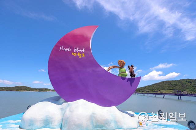 ‘보랏빛 섬(purple islane)’으로 세계적 유명세를 타고 있는 신안군 반월·박지도. (제공: 신안군) ⓒ천지일보 2021.6.30