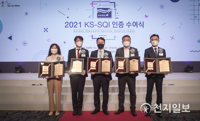 SKT ICT 패밀리 5개社가 서비스품질지수 1위 인증서를 받고 있다. (제공: SK텔레콤) ⓒ천지일보 2021.7.1