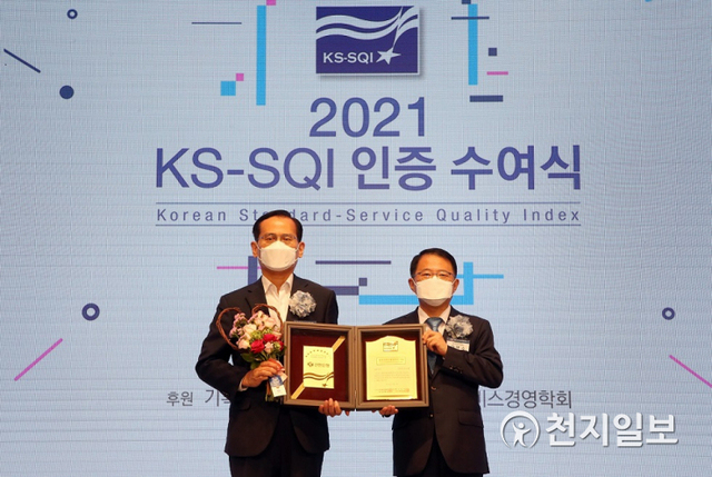 류동우 신한은행 소비자보호부장(왼쪽)과 강명수 한국표준협회 회장이 한국서비스품질지수 인증 수여식 후 기념촬영을 하고 있다. (제공: 신한은행) ⓒ천지일보 2021.7.1