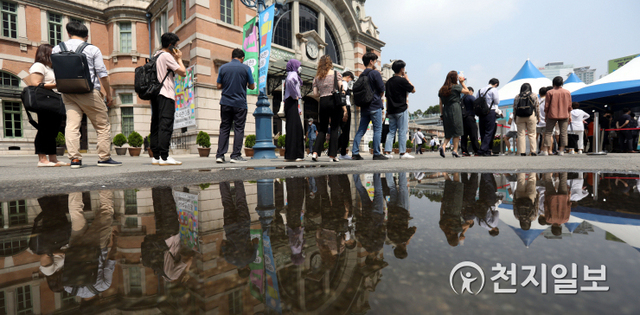 [천지일보=남승우 기자] 신종 코로나바이러스 감염증(코로나19) 신규 확진자가 이틀연속 700명대를 기록한 1일 오전 서울역 광장에 마련된 임시 선별검사소에서 시민들이 코로나19 검사를 받기 위해 줄을 서서 기다리고 있다. 방역당국에 따르면 이날 코로나19 신규 확진자는 762명으로 집계됐다. ⓒ천지일보 2021.7.1