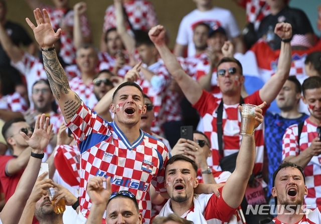 28일(현지시간) 크로아티아 축구팬들이 덴마크 코펜하겐의 파켄 스타디움에서 열린 크로아티아와 스페인의 유로 2020 축구 선수권 16강전에 앞서 응원을 하고 있다. (출처: 뉴시스)