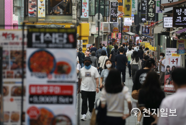 [천지일보=남승우 기자] 사회적 거리두기 개편안 시행을 하루 앞둔 30일 점심시간 서울 명동 거리에서 시민들이 오가고 있다.정부가 발표한 ‘사회적 거리두기 개편안’에 따르면 내일부터 식당·카페·노래연습장 등 다중이용시설은 밤 12시까지 운영할 수 있게 된다. 수도권에서는 거리두기 완화를 단계적으로 적용해 7월 1일부터 14일까지 6인 모임을 허용하고, 15일 이후에는 8인까지 모임을 허용하게 된다. ⓒ천지일보 2021.6.30