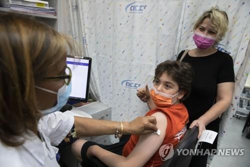 이스라엘 12∼15세 백신 접종[AP=연합뉴스 자료사진]