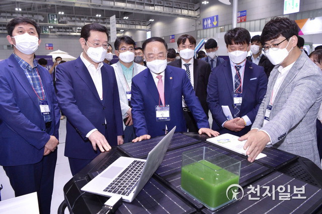 이용섭 광주시장과 홍남기 경제부총리 등 내빈들이 2일 오후 서구 김대중컨벤션센터에서 열린 ‘제3회 대한민국 사회적경제박람회’에 참석해 사회적기업 전시관을 둘러보며 제품을 살펴보고 있다. (제공: 광주시청) ⓒ천지일보 2021.7.2