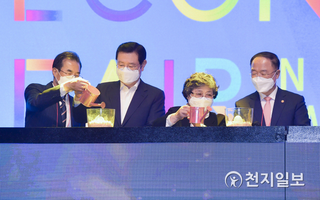 이용섭 광주시장과 홍남기 경제부총리 등 내빈들이 2일 오후 서구 김대중컨벤션센터에서 열린 ‘제3회 대한민국 사회적경제박람회’에 참석해 퍼포먼스를 하고 있다. (제공: 광주시청) ⓒ천지일보 2021.7.2