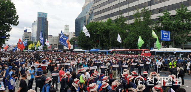 [천지일보=김누리 기자] 3일 오후 종로3가에서 민주노총 조합원들이 노동법 전면 개정 등을 요구하며 도로를 점거하고 전국노동자대회를 진행하고 있다. ⓒ천지일보 2021.7.3