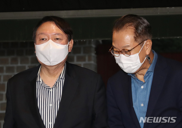 [서울=뉴시스] 윤석열 전 검찰총장과 권영세 국민의힘 의원이 3일 서울의 한 식당에서 회동을 하고 있다. 2021.07.03.