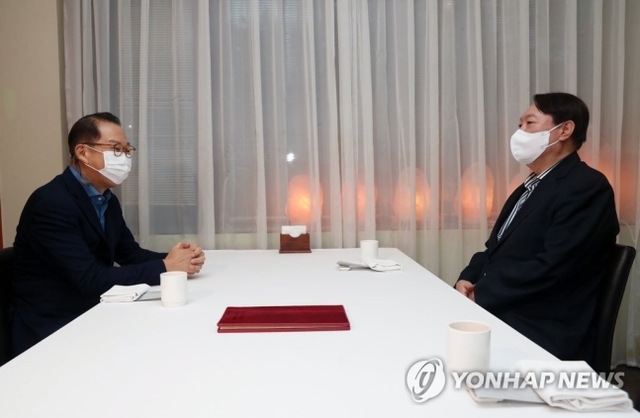 윤석열 전 검찰총장과 국민의힘 대외협력위원장인 권영세 의원이 3일 오후 중구의 한 식당에서 회동을 하고 있다. (출처: 연합뉴스)