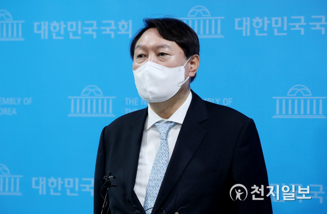 [천지일보=박준성 기자] 대선주자인 윤석열 전 검찰총장이 30일 오전 대선 출마 선언 후 국회 출입기자실 소통관을 방문해 기자들과 인사를 나눈 후 취재진의 질문에 답하고 있다. ⓒ천지일보 2021.6.30