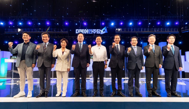 [천지일보=박준성 기자] 더불어민주당 대선 경선 예비후보들이 3일 오후 서울 여의도 KBS에서 열린 첫 합동 토론회에 앞서 기념촬영을 하고 있다. 왼쪽부터 박용진, 이낙연, 추미애, 김두관, 이광재, 최문순, 정세균, 이재명, 양승조 후보. (제공: 이재명 캠프) ⓒ천지일보 2021.7.3