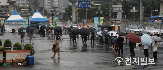 [천지일보=남승우 기자] 신종 코로나바이러스 감염증(코로나19) 신규 확진자가 743명으로 집계된 4일 오전 서울역 광장에 마련된 임시 선별검사소에서 시민들이 우산을 쓴 채 줄을 서서 코로나19 검사를 기다리고 있다. ⓒ천지일보 2021.7.4