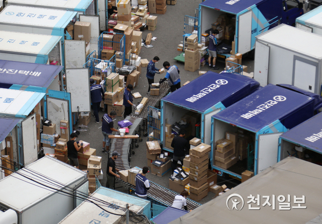 [천지일보=남승우 기자] 택배노조가 총파업을 철회하고 업무에 복귀한 17일 오전 서울 마포구의 한 택배물류센터에서 택배노동자들이 분류 및 상하차 작업을 하고 있다.택배노조와 택배사, 정부가 전날 국회에서 열린 사회적 합의기구 회의에서 ‘택배기사 과로 방지책’에 합의했다. 과로 방지책에 따라 택배기사들은 내년 1월1일부터 분류작업에서 제외되며 분류인력 투입 등을 위해 택배요금이 170원가량 오를 전망이다. ⓒ천지일보 2021.6.17