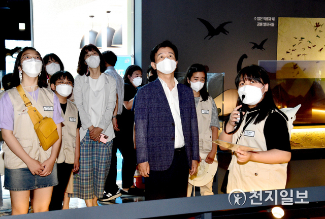 4일 진주익룡발자국전시관에서 조규일 시장과 어린이해설사들이 전시관을 둘러보고 있다. (제공: 진주시) ⓒ천지일보 2021.7.4