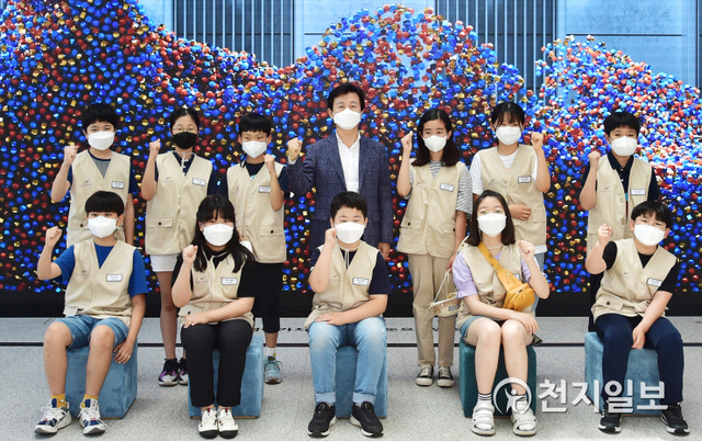 4일 진주익룡발자국전시관에서 조규일 시장을 비롯한 어린이해설사들이 임명식을 마치고 기념촬영을 하고 있다. (제공: 진주시) ⓒ천지일보 2021.7.4