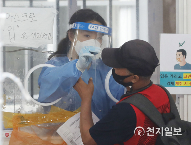 [천지일보=남승우 기자] 신종 코로나바이러스 감염증(코로나19) 신규 확진자가 743명으로 집계된 4일 오전 서울역 광장에 마련된 임시 선별검사소에서 의료진이 검체 채취를 하고 있다. ⓒ천지일보 2021.7.4