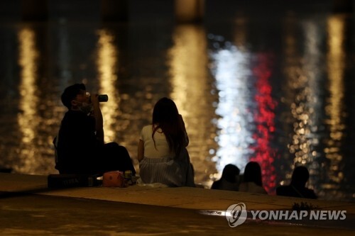 4일 밤 10시가 넘은 시간 서울 한강공원에서 시민들이 음주 및 취식을 하고 있다. 정부는 이날 오후 10시 이후에는 공원이나 강변 등 야외에서 음주하는 행위를 금지한다고 밝혔다. 2021.7.4 (출처: 연합뉴스)