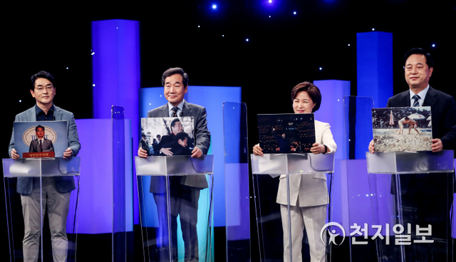 [천지일보=박준성 기자] 더불어민주당 대선 경선 예비후보들이 3일 오후 서울 여의도 KBS에서 열린 첫 합동 토론회에 앞서 기념촬영을 하고 있다. 왼쪽부터 박용진, 이낙연, 추미애, 김두관 후보. (제공: 이낙연 캠프) ⓒ천지일보 2021.7.3