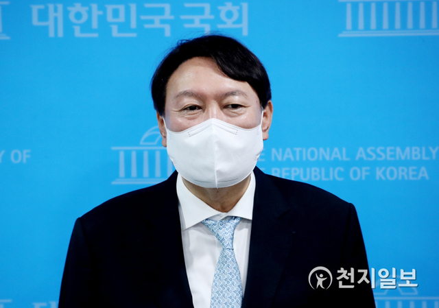 [천지일보=박준성 기자] 대선주자인 윤석열 전 검찰총장이 30일 오전 대선 출마 선언 후 국회 출입기자실 소통관을 방문해 기자들과 인사를 나눈 후 취재진의 질문에 답하고 있다. ⓒ천지일보 2021.6.30