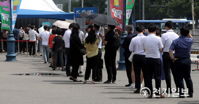 [천지일보=남승우 기자] 신종 코로나바이러스 감염증(코로나19) 신규 확진자가 이틀연속 700명대를 기록한 1일 오전 서울역 광장에 마련된 임시 선별검사소에서 시민들이 코로나19 검사를 받기 위해 줄을 서서 기다리고 있다. 방역당국에 따르면 이날 코로나19 신규 확진자는 762명으로 집계됐다. ⓒ천지일보 2021.7.1