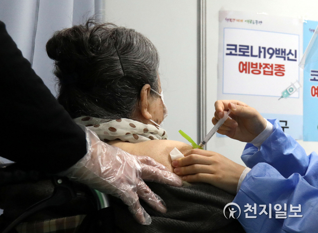 [천지일보=남승우 기자] 65세부터 74세 사이 연령층에 대한 아스트라제네카(AZ) 백신 접종이 시작된 27일 오전 서울 중랑구 중랑문화체육관에 마연된 코로나19 예방접종센터에서 한 어르신이 백신 접종을 받고 있다. ⓒ천지일보 2021.5.27