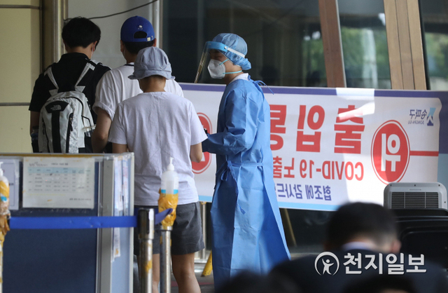 [천지일보=남승우 기자] 서울 송파구보건소에 마련된 선별진료소에서 시민들이 코로나19 검사를 받기 위해 대기하고 있다. 천지일보DB