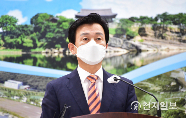 조규일 진주시장이 5일 오전 11시 시청 브리핑룸에서 기자회견을 열고 소상공인 맞춤형 추가지원대책을 발표하고 있다. ⓒ천지일보 2021.7.5