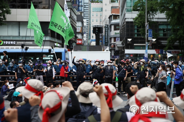 [천지일보=김누리 기자] 3일 오후 종로3가에서 민주노총 조합원들이 노동법 전면 개정 등을 요구하며 도로를 점거한 채 전국노동자대회 구호를 외치고 있다. ⓒ천지일보 2021.7.3