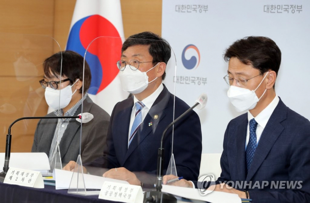 안도걸 기획재정부 2차관이 25일 정부서울청사에서 2020년 공공기관 경영평가의 오류로 평가결과를 수정 발표하고 있다. 오른쪽부터 김윤상 기획재정부 공공정책국장, 안도걸 2차관, 류형선 기획재정부 평가분석과장. (출처: 연합뉴스)