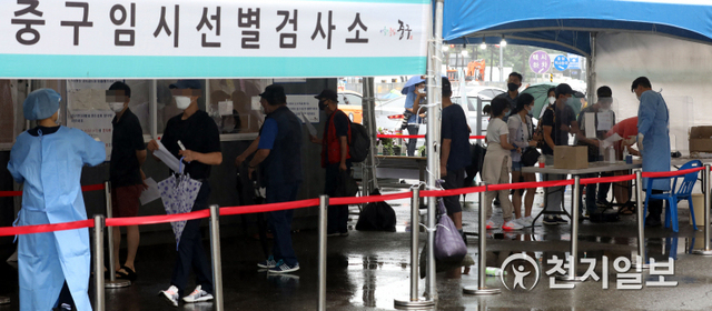[천지일보=남승우 기자] 신종 코로나바이러스 감염증(코로나19) 신규 확진자가 743명으로 집계된 4일 오전 서울역 광장에 마련된 임시 선별검사소에서 시민들이 줄을 서서 코로나19 검사를 기다리고 있다. ⓒ천지일보 2021.7.4