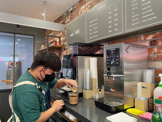 장애인 근로자가 ‘생명누리’ 카페에서 음료를 제조하고 있다. (제공: JW중외제약) ⓒ천지일보 2021.7.5