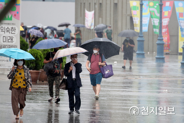 [천지일보=박준성 기자] 제주도를 시작으로 장마전선이 북상하며 전국적으로 장마가 시작된 3일 오후 서울 중구 서울역 인근을 지나는 시민들이 우산을 받쳐 들고 발걸음을 재촉하고 있다. ⓒ천지일보 2021.7.3