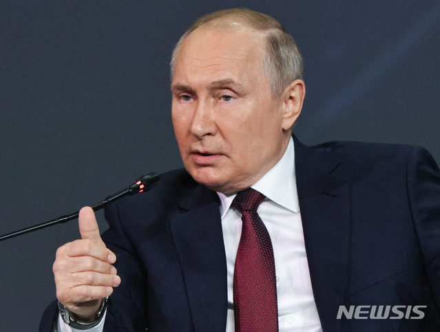 [상트페테르부르크=AP/뉴시스]블라디미르 푸틴 러시아 대통령이 지난달 4일 상트페테르부르크에서 국제경제포럼에 참석해 발언하고 있다