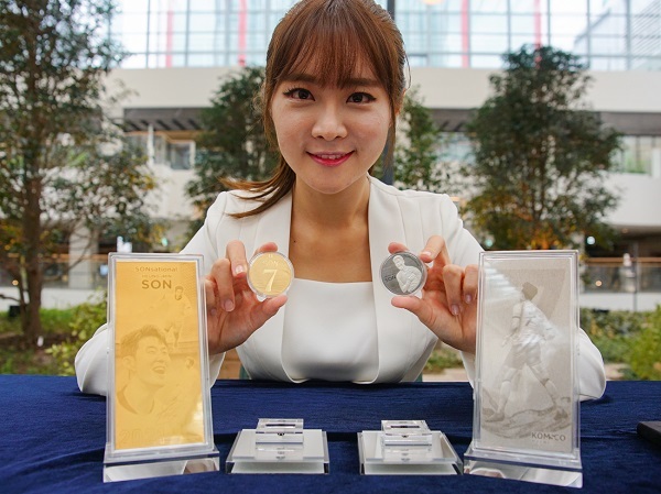 5일 현대백화점 더현대 서울 5층 실내 정원 사운즈 포레스트에서 모델이 기념 메달을 소개하고 있다. (제공: 현대백화점)