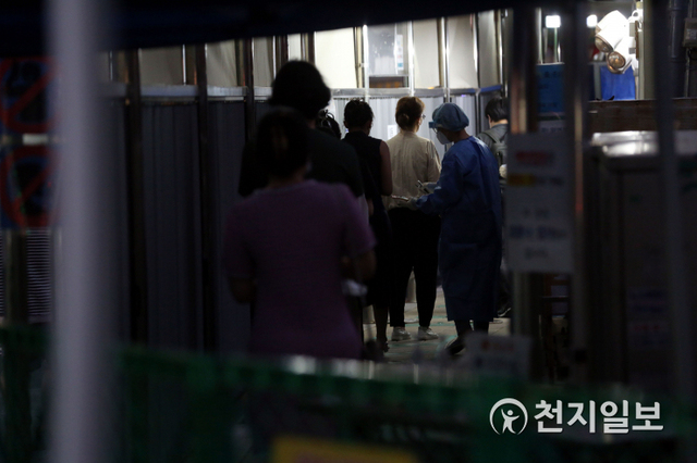 [천지일보=남승우 기자] 오후 6시를 기준으로 각 지역별 신종 코로나바이러스 감염증(코로나19) 신규 확진자가 1006명으로 집계된 가운데 6일 오후 8시 10분경 서울 중구보건소 선별진료소에서 시민들이 코로나19 검사를 받기 위해 줄을 서서 기다리고 있다.방역당국에 따르면 오는 7일 오전 12시 기준으로 발표될 신규 확진자 수는 1100명대 중후반, 많으면 1200명대 초반에 달할 것으로 보인다. ⓒ천지일보 2021.7.6