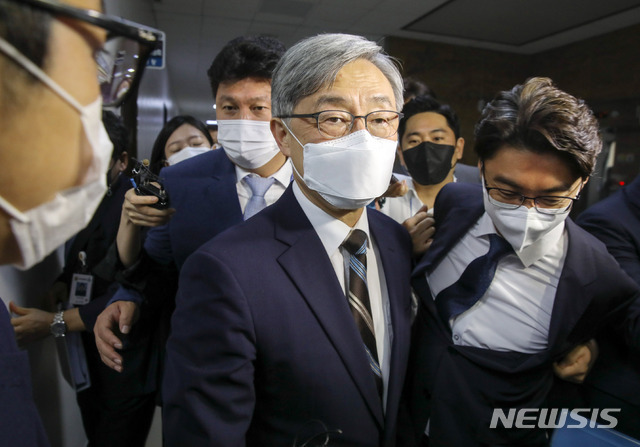 최재형 감사원장이 18일 서울 여의도 국회 법제사법위원회에서 열린 전체회의에 출석하며 취재진 질문을 받고 있다. (출처: 뉴시스)