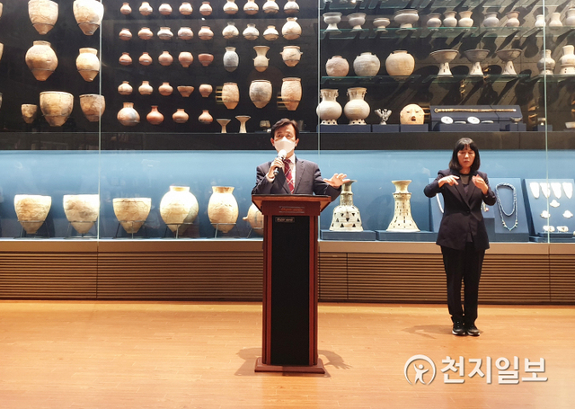 [천지일보 진주=최혜인 기자] 조규일 진주시장이 17일 진주성 국립진주박물관에서 기자회견을 열고 고(故) 이건희 회장의 미술 소장품을 전시할 일명 ‘이건희 미술관’의 유치계획을 발표하고 있다. ⓒ천지일보 2021.5.17