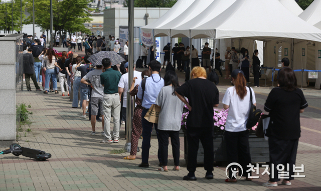 [천지일보=남승우 기자] 신종 코로나바이러스 감염증(코로나19) 신규 확진자가 6개월 만에 1200명을 넘어서면서 우려했던 4차 대유행이 현실화된 7일 오전 서울 마포구 서강대역사 광장 임시 선별검사소에서 시민들이 코로나19 검사를 받기 위해 줄을 서서 기다리고 있다.한편 정부는 이날 오전 중앙재난안전대책본부(중대본) 회의를 열어 수도권의 새 거리두기 적용 여부를 비롯한 방역대책을 확정할 예정이다. 본격적인 여름 휴가철을 앞두고 있어 전체적으로 거리두기 강화 조치가 필요하다는 목소리가 커지고 있다. 이날 신규 확진자 수는 1212명으로 집계됐다. ⓒ천지일보 2021.7.7