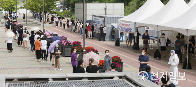 [천지일보=남승우 기자] 신종 코로나바이러스 감염증(코로나19) 신규 확진자가 6개월 만에 1200명을 넘어서면서 우려했던 4차 대유행이 현실화된 7일 오전 서울 마포구 서강대역사 광장 임시 선별검사소에서 시민들이 코로나19 검사를 받기 위해 줄을 서서 기다리고 있다.한편 정부는 이날 오전 중앙재난안전대책본부(중대본) 회의를 열어 수도권의 새 거리두기 적용 여부를 비롯한 방역대책을 확정할 예정이다. 본격적인 여름 휴가철을 앞두고 있어 전체적으로 거리두기 강화 조치가 필요하다는 목소리가 커지고 있다. 이날 신규 확진자 수는 1212명으로 집계됐다. ⓒ천지일보 2021.7.7